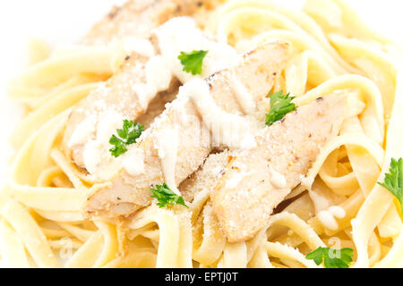 Chicken Fettuccini alfredo con fresco prezzemolo riccio Foto Stock