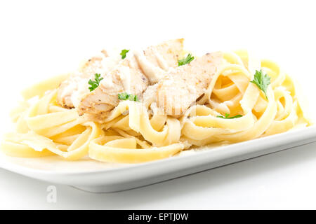 Chicken Fettuccini alfredo con fresco prezzemolo riccio Foto Stock