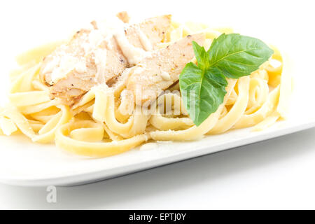 Chicken Fettuccini alfredo con foglie di basilico, deliziosa Foto Stock