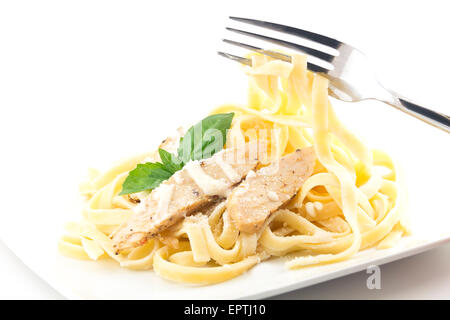 Chicken Fettuccini alfredo con foglie di basilico, deliziosa Foto Stock