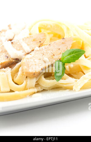 Chicken Fettuccini alfredo con foglie di basilico, deliziosa Foto Stock