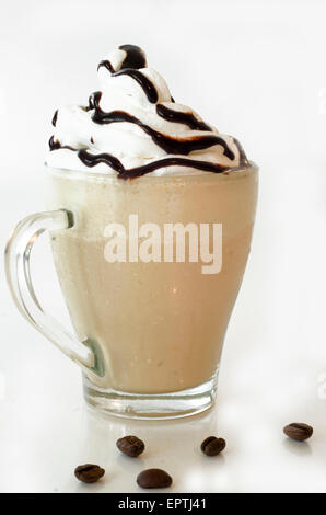 Caffè ghiacciato con schiuma e topping di cioccolato isolato Foto Stock