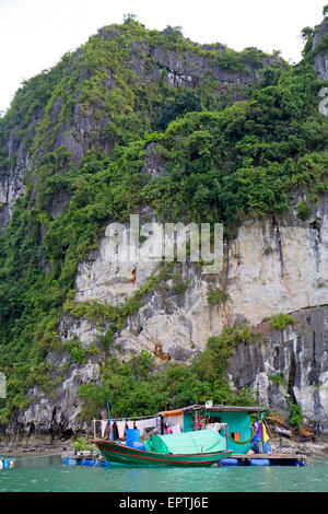 Flottante il villaggio di pesca nella baia di Halong Foto Stock