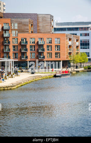 Leeds e Liverpool Canal, Granary Wharf, coloro che godono di un pomeriggio rilassante al sole, Double Tree by Hilton Foto Stock