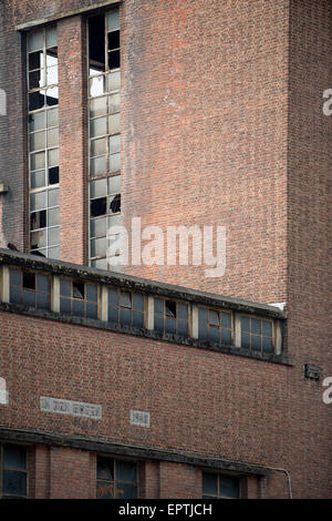 Shattered windows nel vecchio edificio industriale con pareti in mattoni Foto Stock