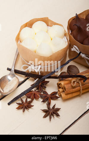 Freschi di forno cioccolato vaniglia e spezie crema dessert torta su tavola in legno rustico Foto Stock