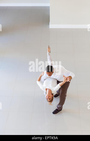 Coppia romantica ballando nella loro nuova casa Foto Stock