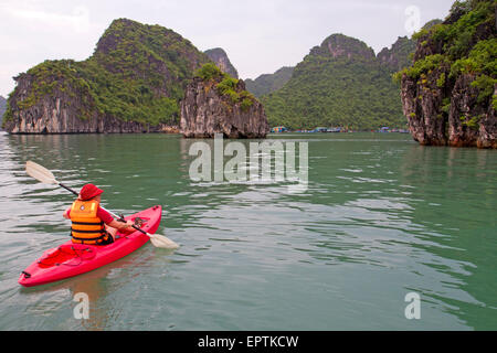 Kayaking nella baia di Halong Foto Stock