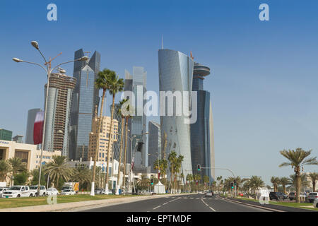 Grattacieli di Doha - Visto da Al Corniche Street in Al Dafna Doha in Qatar Foto Stock