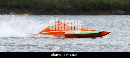 2015 APBA, American Power Boat Association, Regione 6, testare e ottimizzare il giorno al Lago Eastwood, Dayton, Ohio, Stati Uniti d'America. Imbarcazione S242. Foto Stock