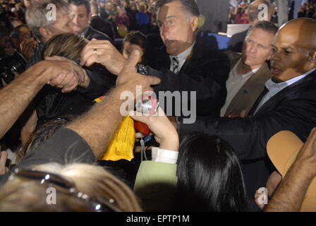 Leesburg, Virginia, Stati Uniti d'America, 17 ottobre 2012 candidato presidenziale repubblicano Mitt Romney (ex messa. Gov) soddisfa, segni autografi e scuote le mani con alcune delle oltre 5000 sostenitori a campagna nel rally di Leesburg, Credito: Mark Reinstein Foto Stock