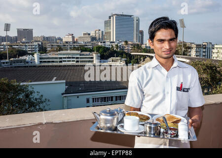 Mumbai India, Churchgate, Veer Nariman Road, Chateau Windsor, hotel, terrazza sul tetto, ponte, uomo uomo maschio, cameriere server dipendenti lavoratori dipendenti lavorare in Foto Stock