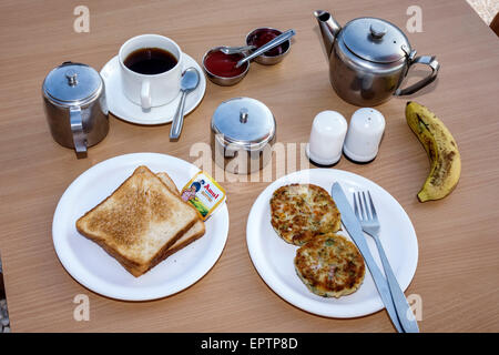 Mumbai India, Churchgate, Veer Nariman Road, Chateau Windsor, hotel, colazione, cibo, toast, polpettine, caffè, barista, India150228004 Foto Stock