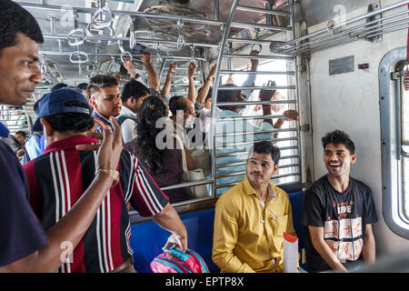 Mumbai India,Charni Road Railway Station,Western Line,treno,passeggeri passeggeri motociclisti,riders,uomo uomo maschio,interno,cabina,India150228010 Foto Stock