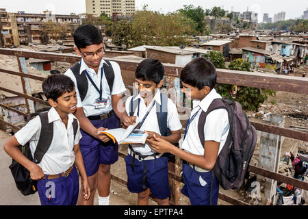 Mumbai India,Dharavi,Shahu Nagar,slum,alta densità di popolazione,povertà,residenti,basso reddito,poveri,ragazzi maschi bambini studenti amici,s Foto Stock