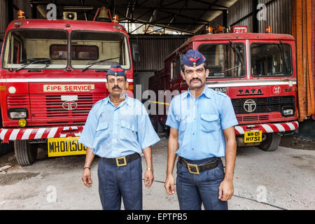 Mumbai India,Dharavi,Shahu Nagar Road,slum,vigili del fuoco,garage,vigili del fuoco,vigili del fuoco,uniforme,uomo uomini maschio,lavoratori dipendenti lavoratori dipendenti personale di lavoro,Tata,vehi Foto Stock