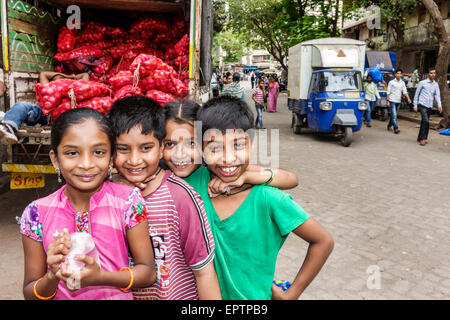 Mumbai India,Dharavi,Shahu Nagar Road,slum,girl girl girls,youngster,female kids children maschio boy boys,friends,posing,India150228039 Foto Stock