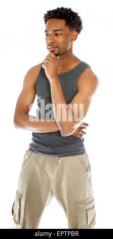 Attraente afro-americano in posa di un studio isolata su uno sfondo Foto Stock