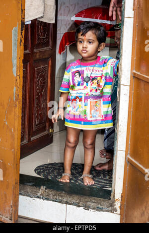 Mumbai India,Dharavi,60 piedi strada,slum,ragazza ragazze,giovane,femmina bambini bambini porta anteriore,casa,Hindu,bindi,personaggi Disney,India150228051 Foto Stock