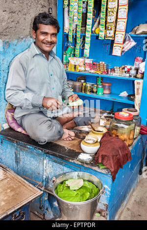 Mumbai India,Dharavi,60 piedi strada,slum,uomo uomini maschio,stallo,venditore bancarelle bancarelle mercato stand, lozioni,vendita,minimarket,India150 Foto Stock