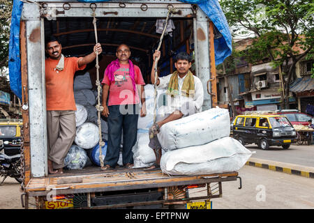 Mumbai India,Dharavi,60 piedi strada,slum,basso reddito,povero,povertà,uomo uomini maschio,lavoratori dipendenti lavoratori dipendenti personale di lavoro,camion,camion,camion,India150228082 Foto Stock