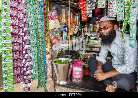 Mumbai India,Dharavi,60 piedi strada,slum,basso reddito,povero,povertà,uomo uomini maschio,musulmano,negozio di convenienza,stallo,proprietario,lozioni,pacchetti,India150228084 Foto Stock