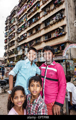 Mumbai India,Indian Asian,Dharavi,60 piedi strada,slum,povero,basso reddito,povero,povertà,ragazzo maschio ragazzi pazzi bambini bambini bambini bambini,amici,alto aumento,resi Foto Stock