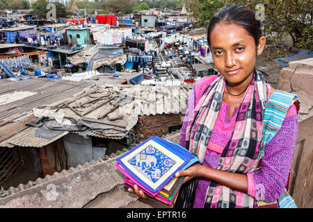 Mumbai India, Mahalaxmi, Mahalakshmi Nagar, Dhobi Ghat, Dhobighat, appendere, lavanderia, lavanderia automatica, all'aperto, donna donne, sidewalkstall, bancarelle, stand, cabine, Foto Stock