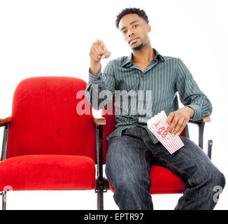 Attraente afro-americano in posa di un studio isolata su uno sfondo Foto Stock