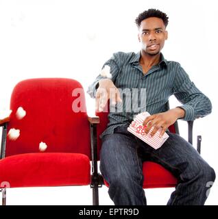 Attraente afro-americano in posa di un studio isolata su uno sfondo Foto Stock