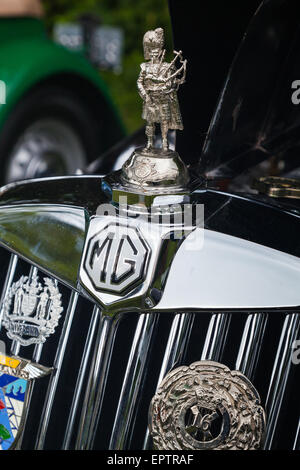 Scottish piper ornamento del cofano su un antico MG auto sportiva Foto Stock