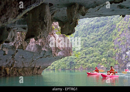 Kayaking nella baia di Halong Foto Stock