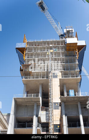 Basso angolo di visione di un edificio incompleto, Toronto, Ontario, Canada Foto Stock
