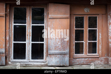 Facciata di una casa, Dinan, Cotes-d'Armor Bretagna, Francia Foto Stock