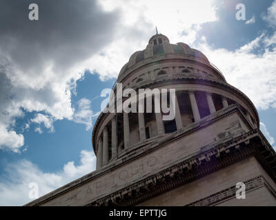 Basso angolo di visione di un edificio governativo, Capitolio, Havana, Cuba Foto Stock