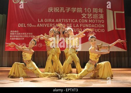 Pechino, Cina. Xvi oct, 2014. Immagine presa su 16 Ottobre 2014 mostra danzatori provenienti da Cina Dalian Università di Lingue Straniere di prendere parte ad un evento per commemorare il decimo anniversario dell'Istituto Confucio nel dipartimento di Lima, Perù. Il premier cinese LI Keqiang ha iniziato il 18 Maggio il suo viaggio in Sud America compreso il Brasile, Colombia, Perù e Cile. © Luis Camacho/Xinhua/Alamy Live News Foto Stock