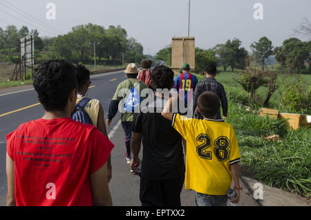 Aguilares, San Salvador El Salvador. 21 Maggio, 2015. I membri della comunità dalla città di Guarjila, Chalatenango, camminare accanto all'autostrada sul loro modo di San Salvador per partecipare alla beatificazione di uccisi l Arcivescovo Oscar Romero. Il loro pellegrinaggio, una camminata di più di cento chilometri, iniziato il 19 maggio e terminerà con la cerimonia di beatificazione il 23 maggio. © ZUMA filo/ZUMAPRESS.com/Alamy Live News Foto Stock