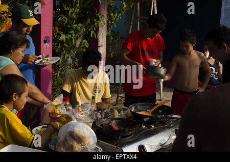 Aguilares, San Salvador El Salvador. 21 Maggio, 2015. I membri della comunità dalla città di Guarjila, Chalatenango, mangiare la prima colazione il terzo giorno della loro più di 100 chilometri di pellegrinaggio a piedi a San Salvador per partecipare alla beatificazione di uccisi l Arcivescovo Oscar Romero. © ZUMA filo/ZUMAPRESS.com/Alamy Live News Foto Stock