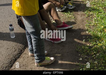 Aguilares, San Salvador El Salvador. 21 Maggio, 2015. I membri della comunità dalla città di Guarjila, Chalatenango, fermata accanto all'autostrada sul loro modo di San Salvador per partecipare alla beatificazione di uccisi l Arcivescovo Oscar Romero. Il loro pellegrinaggio, una camminata di più di cento chilometri, iniziato il 19 maggio e terminerà con la cerimonia di beatificazione il 23 maggio. © ZUMA filo/ZUMAPRESS.com/Alamy Live News Foto Stock