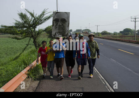 Aguilares, San Salvador El Salvador. 21 Maggio, 2015. I membri della comunità dalla città di Guarjila, Chalatenango, posano per una foto mentre si cammina accanto all'autostrada sul loro modo di San Salvador per partecipare alla beatificazione di uccisi l Arcivescovo Oscar Romero. Il loro pellegrinaggio, una camminata di più di cento chilometri, iniziato il 19 maggio e terminerà con la cerimonia di beatificazione il 23 maggio. © ZUMA filo/ZUMAPRESS.com/Alamy Live News Foto Stock