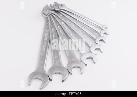 Set di chiavi in acciaio e situato su uno sfondo bianco Foto Stock