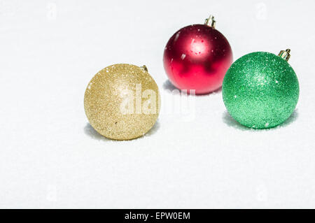 Tre palle di Natale nella neve con una stanza per il testo Foto Stock