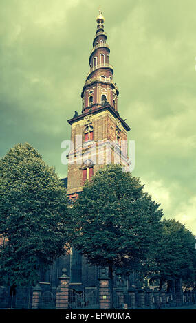 La guglia della chiesa del nostro Salvatore di Copenhagen, Danimarca. È il più famoso per la sua forma a cavatappi con un avvolgimento esterno s Foto Stock