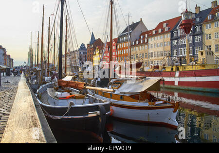 Le navi e imbarcazioni nella calma hurbour di Nyhavn, Copenhagen, Danimarca. Nyhavn (nuovo porto) è waterfront, canal e intrattenere Foto Stock