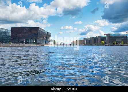 La vista lungo il porto principale sul nuovo edificio della Biblioteca Reale ("Black Diamont') e le case moderne in Copenhagen, Foto Stock