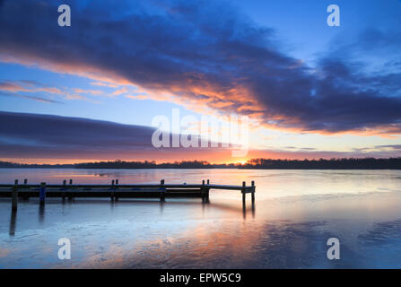 Suggestiva sunrise a un molo su un giorno d'inverno. Foto Stock