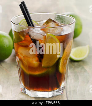 Cuba Libre cocktail su un tavolo di legno. Messa a fuoco selettiva Foto Stock