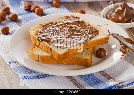 Toast fresco con cioccolato da spalmare sulla piastra. Foto Stock