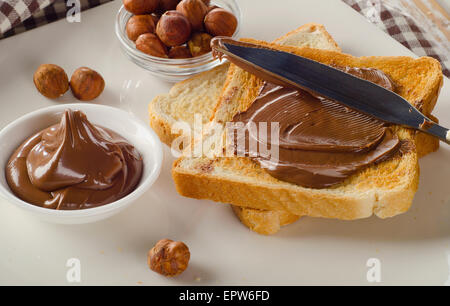 Toast con cioccolata spalmabile per colazione dolce. Foto Stock