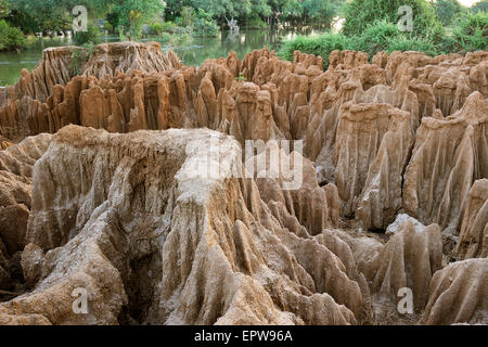 Erosione sulle sponde del fiume Zambezi, Lower Zambezi National Park, Zambia Foto Stock